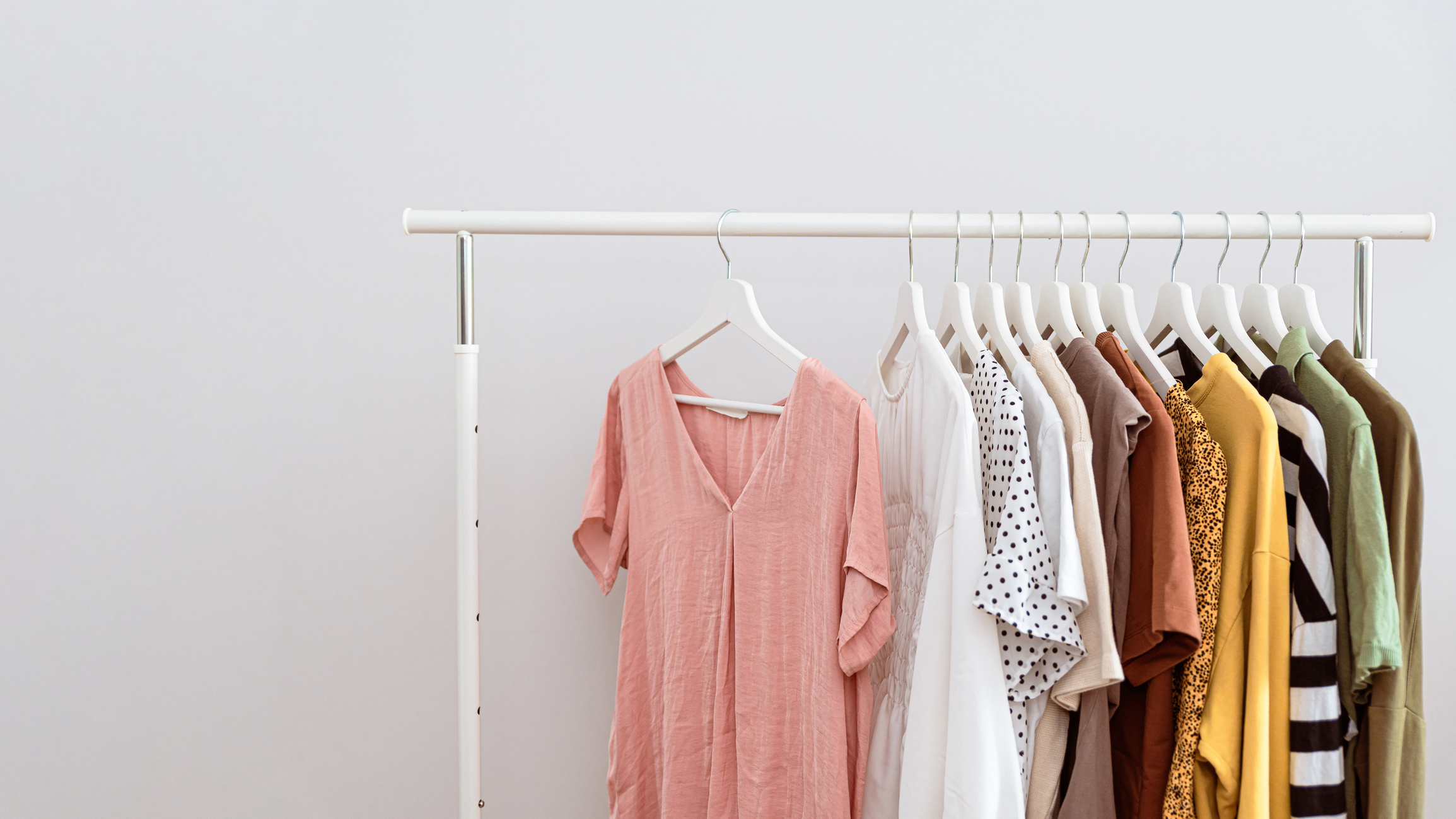 un perchero con ropa